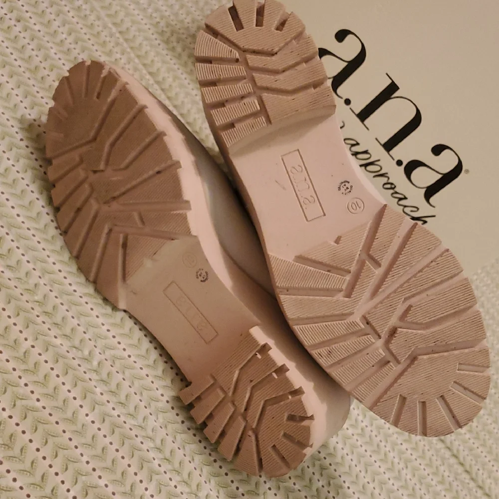 a.n.a Cream Ankle Booties‎ with Elastic Panels